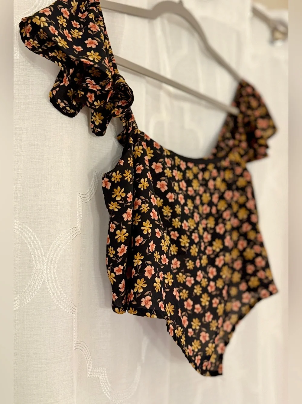 Sadie & Sage Black Ditsy Floral Handkerchief Crop Top | Medium